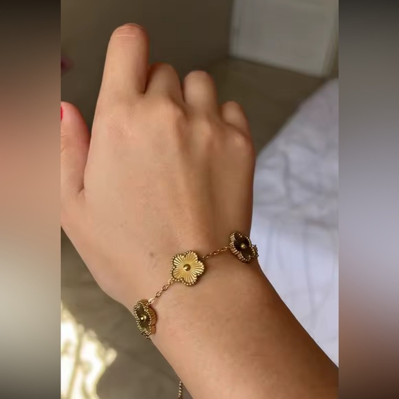 Alhambra Gold Floral Bracelet - Picture 11 of 11